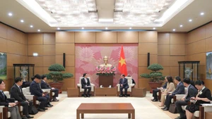 Vice Chairman of the National Assembly Le Minh Hoan receives Park Soon Cheol, Vice President and Chief Financial Officer (CFO) of Samsung Electronics, in Ha Noi on December 5, 2025. Photo: VNA