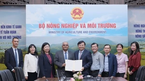 The Ministry of Agriculture and Environment receives the Asian Development Bank's formal confirmation of an emergency international assistance package worth 2 million USD to help address the severe impacts of recent flooding in central Viet Nam. (Photo: nongnghiepmoitruong.vn)