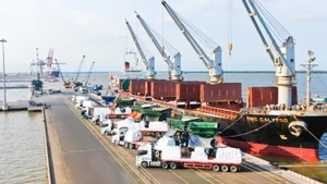 Exports through ports in the southern region reach a trade surplus of more than 18 billion USD.