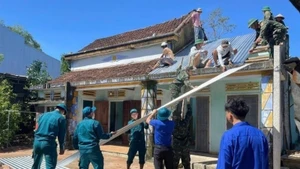Local task forces in Tay Ho Commune (Da Nang City) help residents repair houses damaged by storm winds. (Photo: VGP)