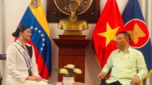 Ambassador Vu Trung My and Miss Cosmo Venezuela 2025 Tina Batson. (Photo: Embassy of Viet Nam in Venezuela)