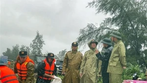 Deputy Prime Minister Tran Hong Ha (second, right) inspects Typhoon Kajiki response efforts in Ha Tinh province (Photo: VNA)
