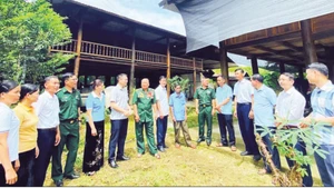 Officials of Hua Bum Commune and Lai Chau Border Guard officers exchanging experiences with local people in building new-style rural communes.
