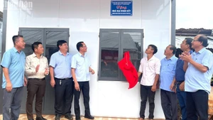 Leaders of Bu Dang District, Binh Phuoc Province, hand over a house to Nguyen Quy Nhon’s family in Hamlet 2, Nghia Trung Commune. (Photo: NHAT SON)