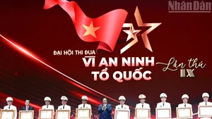 Prime Minister Pham Minh Chinh presents the title of Hero of the People's Armed Forces and the First-class Military Exploit Order to collectives and individuals with outstanding achievements.