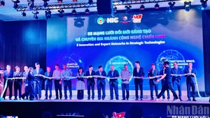 Deputy Prime Minister Nguyen Chi Dung and delegates take part in the announcement ceremony. (Photo: HNV)