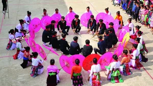 Students from Can Chu Phin Village (former Ha Giang Province) take part in a flag-raising activity themed “Bringing traditional culture into schools.”