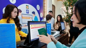 Citizens visit a public service agency to carry out passport renewal procedures. (Photo: VNA)