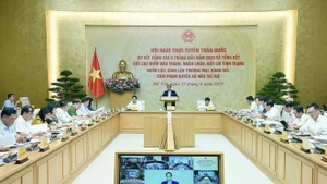 Prime Minister Pham Minh Chinh chairs a national teleconference to review the fight against smuggling, trade fraud, counterfeit goods, and intellectual property rights infringement. (Photo: VNA)