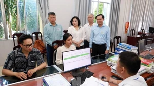 Leaders of the Department of Science and Technology of Dak Lak province inspect the operation of the Public Administration Center in Binh Kien ward. (Photo: VNA)