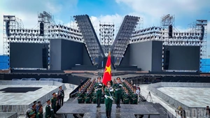 The re-enactment of a military parade at Red Square, expected to take place during the “To quoc trong tim” concert, has attracted great interest. (Photo: THANH DAT)