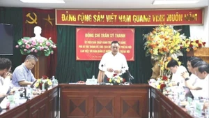 Chairman of Ha Noi People's Committee Tran Sy Thanh delivers a concluding speech at the meeting.