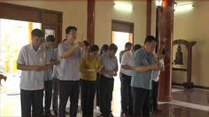 Nguyen Trong Nghia and local leaders offer incense at Go Cong Martyrs’ Temple.