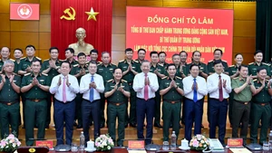 Party General Secretary To Lam attends the working session with leaders of the Party, State, and senior officials of the Ministry of National Defence and the General Department of Politics of the Viet Nam People's Army.