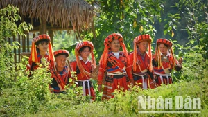 [In Photos] Vibrant red in traditional costumes of Pa Then ethnic minority women