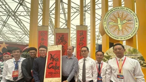 The Viet Nam Academy of Social Sciences presents a calligraphy artwork to Cuban Ambassador to Viet Nam Rogelio Polanco Fuentes. (Photo: VASS)