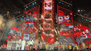 An elegant, heroic Ha Noi full of revolutionary spirit recreated on stage.