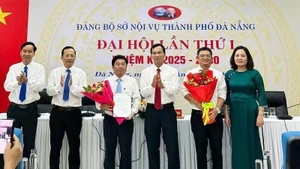 The Party Committee of the Department of Home Affairs of Da Nang announces the establishment of Hoang Sa special zone's Party cell on June 16. (Source: Nhandan.vn)