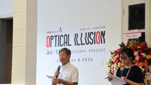 Professor Sugihara Kokichi speaks at the opening ceremony of the exhibition.
