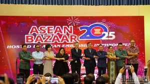 Ambassadors of ASEAN countries in Cambodia take commemorative photos with Cambodian Deputy Prime Minister, Minister of Foreign Affairs and International Cooperation Prak Sokhonn. (Photo: DINH TRUONG)