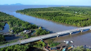 The Ca Mau–Dat Mui Expressway runs parallel with the Ho Chi Minh Road to Ca Mau Cape. (Photo: HUU TUNG)