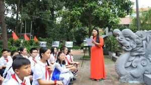 Pupils at Xuan La Primary School (Ha Noi) study local history at the Quan La Communal House, a heritage site. (Photo: GIANG NAM)