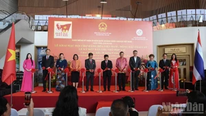 Delegates cut the ribbon to inaugurate the Viet Nam–Northeastern Thailand Goods Fair.