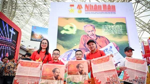 Nhan Dan Newspaper receives the “Outstanding Exhibition Space” award at the national achievement exhibition.