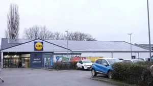 A supermarket in Germany installs a solar panel system. (Photo: Xinhua)
