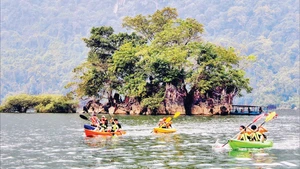 Kayaking on the scenic Ba Be Lake. (Photo: HUONG DIU)