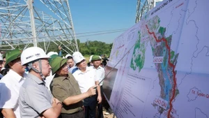 Prime Minister Pham Minh Chinh (second from left) inspects the construction process of 500kV Lao Cai – Vinh Yen transmission line project (Photo: VNA)
