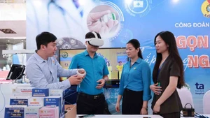 People experience some technologies and initiatives at the exhibition "Creativity Festival – Aspiration to Rise". (Photo: HAI NGUYEN)