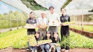 Nguyen Thien Ly (second from right) chose to support local farmers in adopting technology. (Source: HUBTECH ASIA)