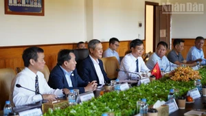 Ambassador Nguyen Minh Vu and the working delegation at a meeting with the authorities of Mondulkiri Province, which is located about 360 km from the capital Phnom Penh. (Photo: DINH TRUONG)