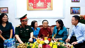 Secretary of the Ha Noi Party Committee Bui Thi Minh Hoai engages in heartfelt conversations and extends her best wishes to Vietnamese Heroic Mother Cong Thi Mui.