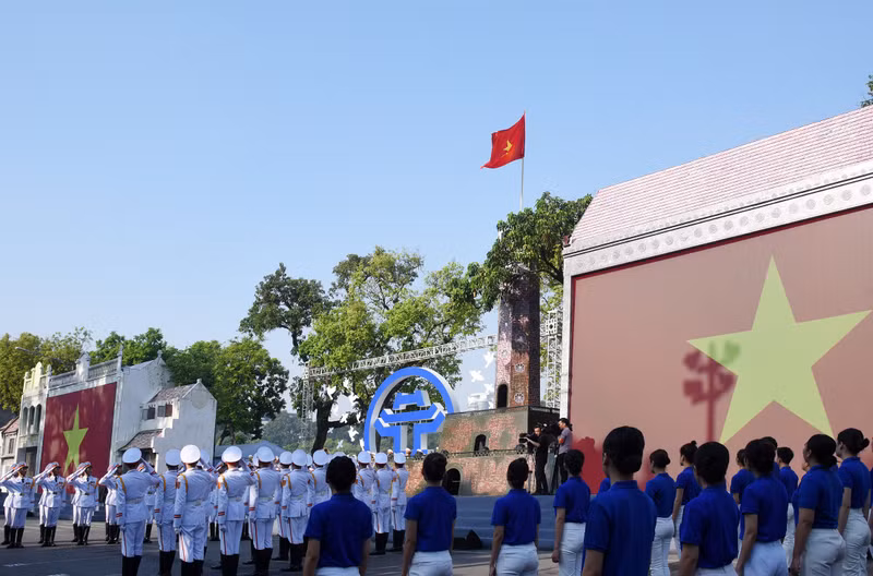 A special flag-raising ceremony is held with about 10,000 participants, reenacting the first flag-raising ceremony in Hanoi on October 10, 1954, after the liberation of the capital.