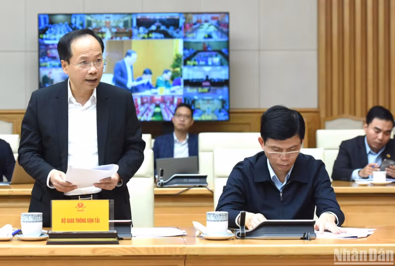 A leader from the Ministry of Transport speaks at the session.