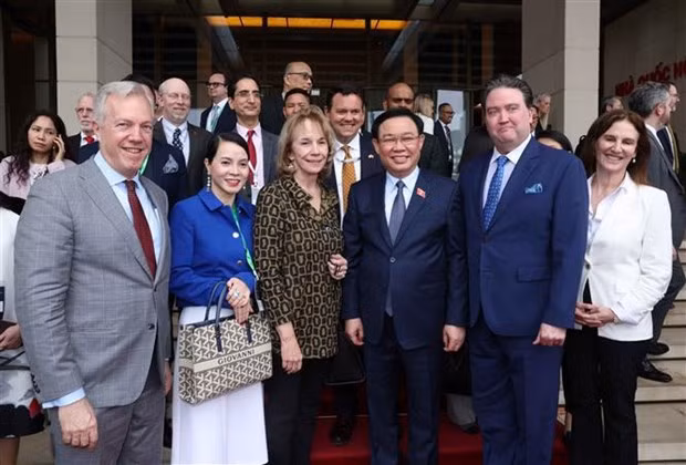 NA Chairman Vuong Dinh Hue (third from right) and delegates. (Photo: VNA)
