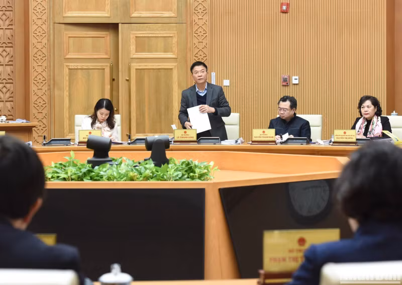 Minister of Justice Le Thanh Long is speaking at the meeting. Minister of Justice Le Thanh Long is speaking at the meeting.