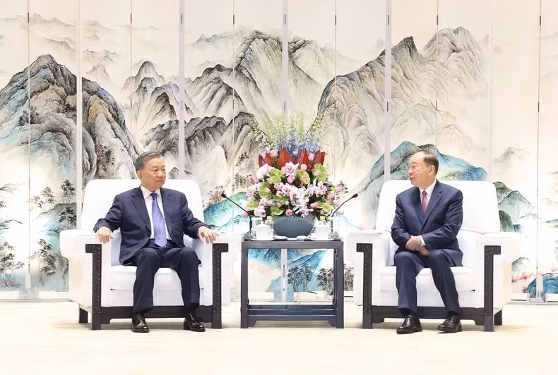 Party General Secretary and State President To Lam (left) has a meeting with Secretary of the Party Committee of Guangdong province Huang Kunming on August 18. (Photo: VNA)