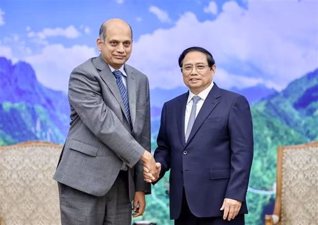 Prime Minister Pham Minh Chinh (R) and Group Vice President of Global Operations at Lam Research Karthik Rammohan (Photo: VNA)