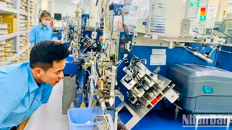 Employees working at Chilisin Electronics Co., Ltd. (Vietnam) at VSIP Industrial Park, Hai Phong. (Photo: Ngo Quang Dung)