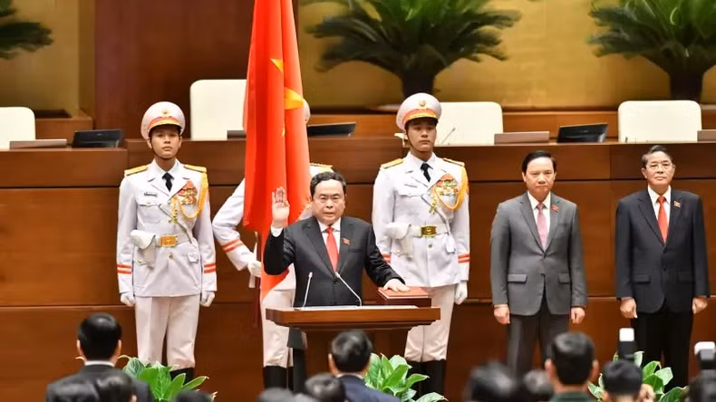 Newly-elected National Assembly Chairman Tran Thanh Man takes the oath of office on May 20. (Photo: NDO)