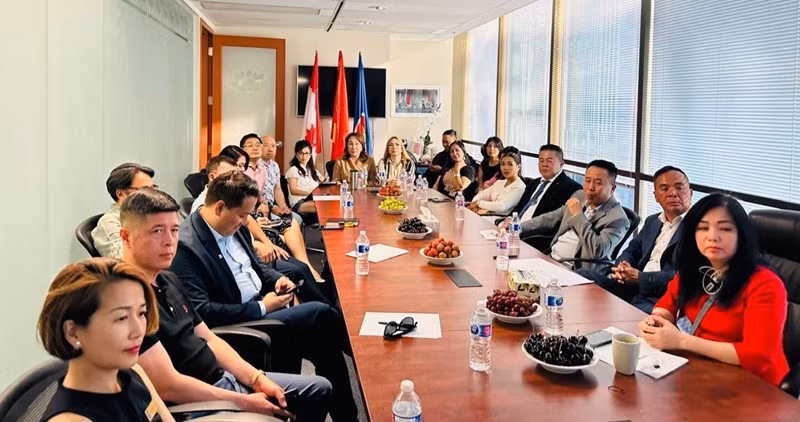 Delegates attend the VCBA's second congress via videoconference at the Vietnamese Consulate General in Vancouver city. (Photo: VNA)