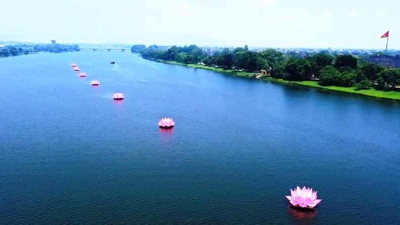 The seven giant lotus flowers represent the first seven footsteps of Buddha