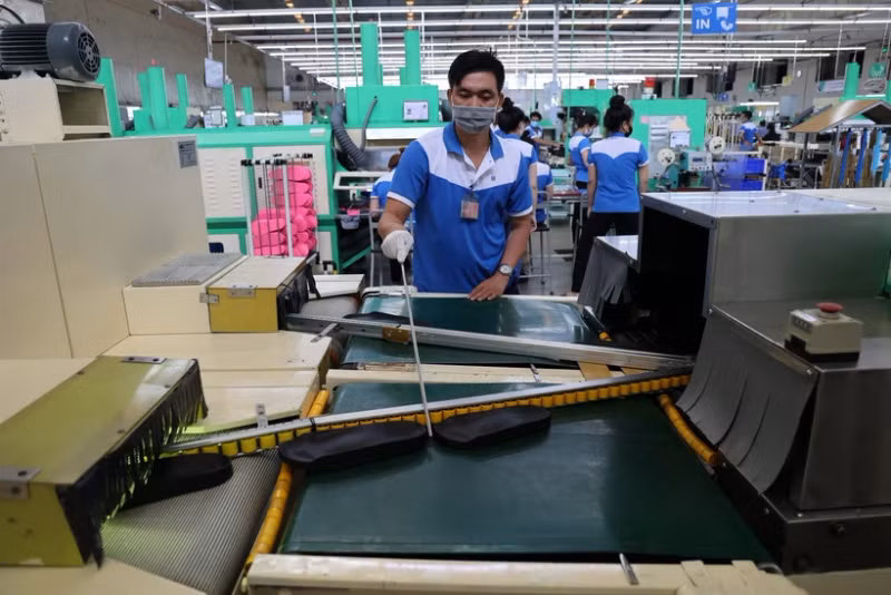 Employees work at a factory of Jia Hsin Co., Ltd., wholly invested by Taiwan (China) in Long An Province. (Photo: Minh Hung/VNA)
