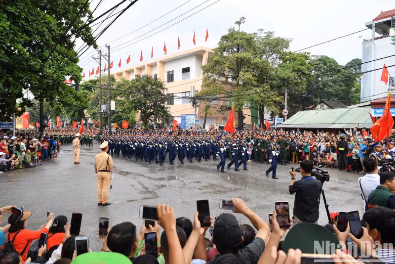 The parade attracts the participation of thousands of people. (Photo: NDO)