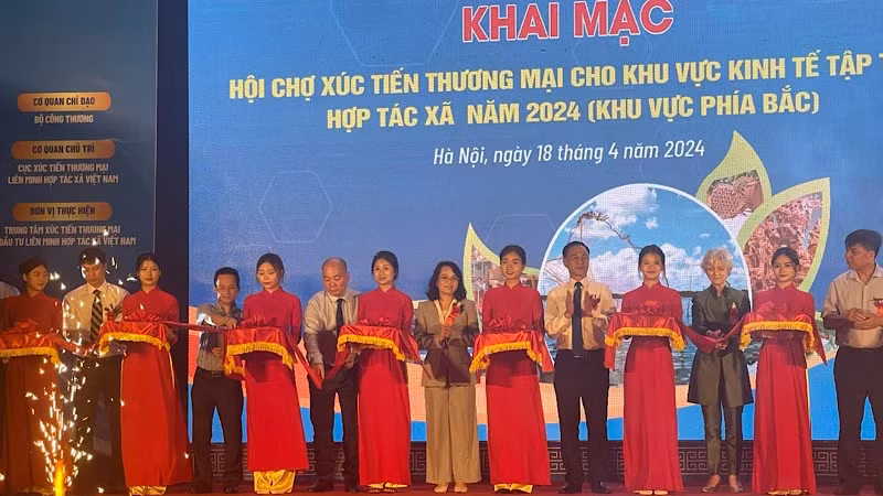At the opening ceremony of the trade fair. (Photo: NDO)