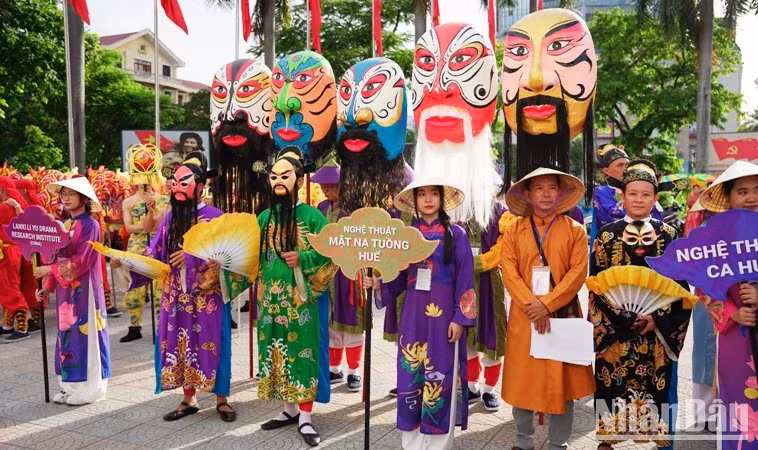 Masks of Tuong (Vietnamese traditional classic drama) are showcased at the festival. (Photo: NDO) Masks of Tuong (Vietnamese traditional classic drama) are showcased at the festival. (Photo: NDO)