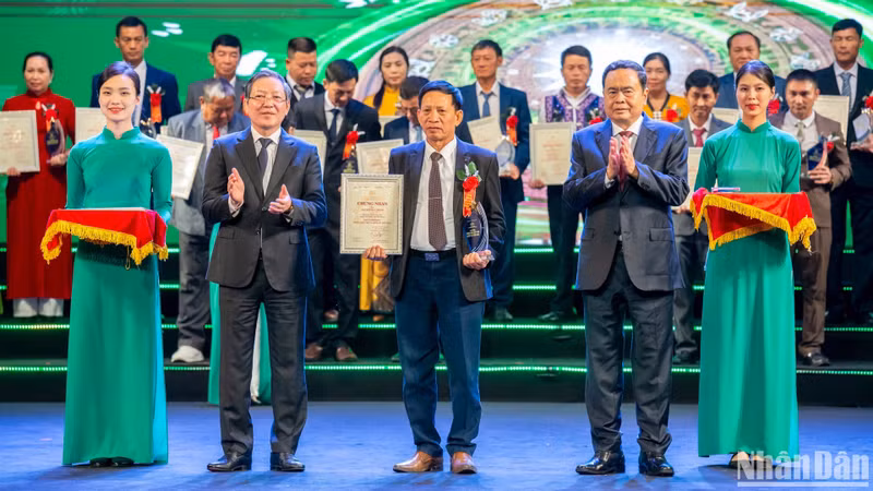 NA Chairman Tran Thanh Man and Chairman of the Vietnam Farmers’ Union Luong Quoc Doan present the certificate to outstanding Vietnamese farmers.